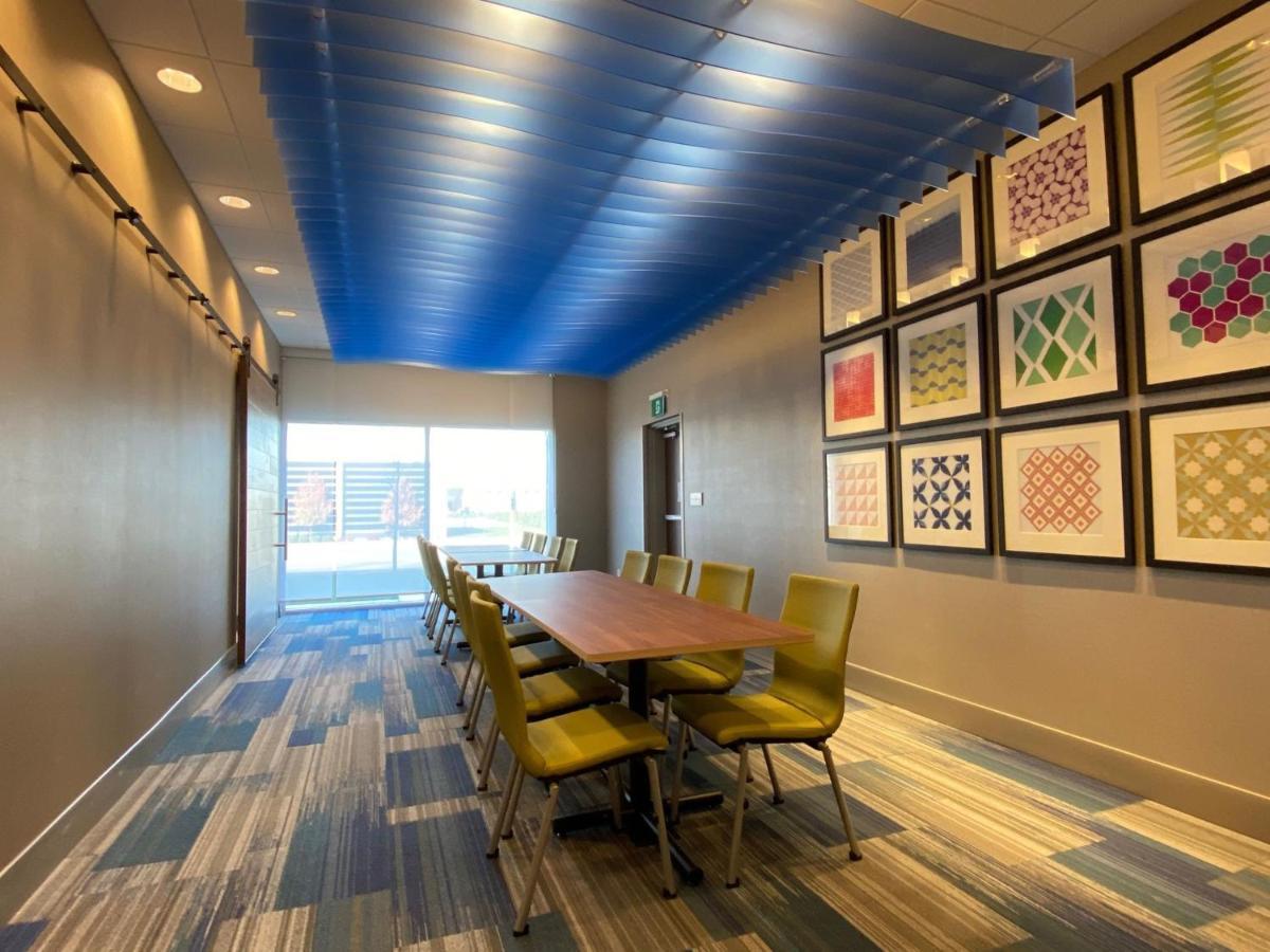 Holiday Inn Express & Suites - Aurora By Ihg Ngoại thất bức ảnh